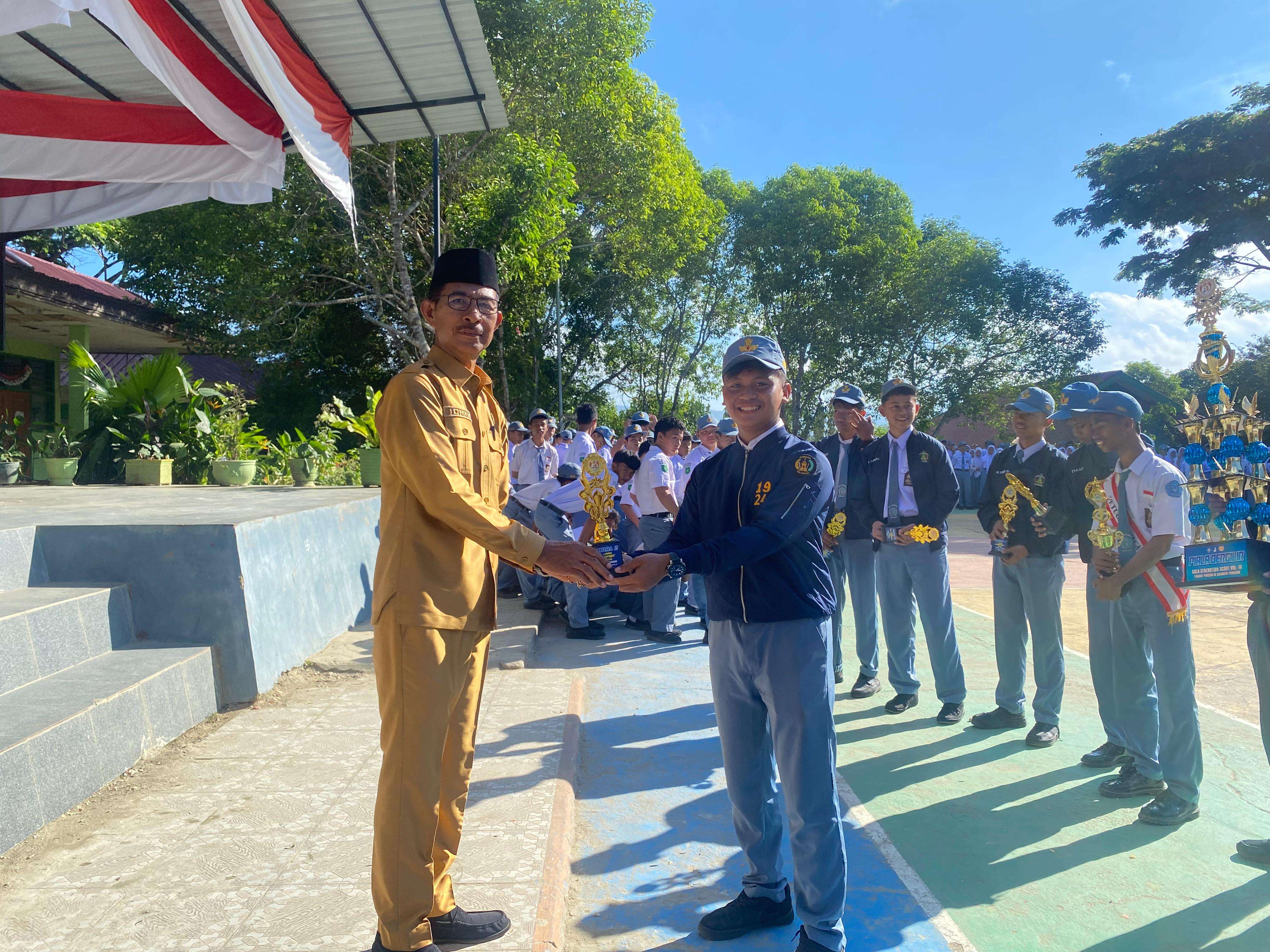 Penyerahan Piagam dan Piala Gold Generation Scout Vol. 3 Pramuka Wonua Sakti